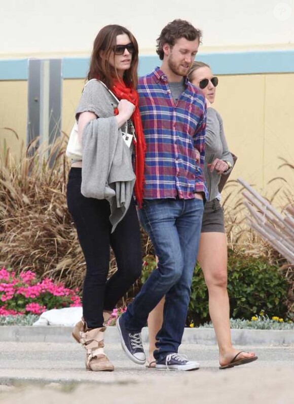 Anne Hathaway et son petit ami Adam Shulman à Santa Monica