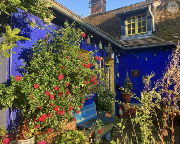 Elle vit dans une maison qui reflète sa personnalité joyeuse et châtoyante
La maison de Caroline Loeb regorge de couleurs vives et châtoyantes !