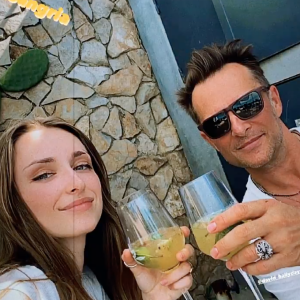 Emma Smet et son père David Hallyday trinquent sous le soleil au Portugal.