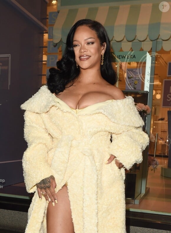 En guise de réponse, Rihanna s'est contentée de rire et de sourire
 
Rihanna à Londres.