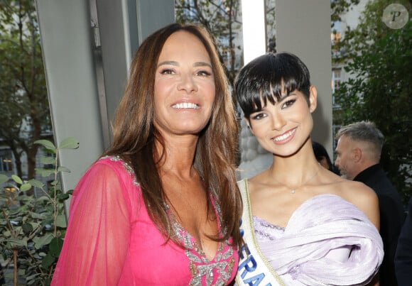 Nathalie Marquay et Eve Gilles (Miss France 2024) - Photocall du 5ème gala de charité de l'association "Les Bonnes Fées" à l'occasion de la campagne mondiale "Octobre Rose" à l'hôtel Peninsula, Paris le 3 octobre 2024. A l'occasion de la campagne mondiale "Octobre Rose", l'hôtel Peninsula Paris lance son programme caritatif "Peninsula in Pink", dont les bénéfices seront reversés à l'association "Les Bonnes Fées". © Coadic Guirec/Bestimage