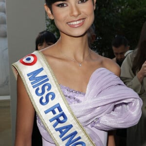 Eve Gilles (Miss France 2024) - Photocall du 5ème gala de charité de l'association "Les Bonnes Fées" à l'occasion de la campagne mondiale "Octobre Rose" à l'hôtel Peninsula, Paris le 3 octobre 2024. A l'occasion de la campagne mondiale "Octobre Rose", l'hôtel Peninsula Paris lance son programme caritatif "Peninsula in Pink", dont les bénéfices seront reversés à l'association "Les Bonnes Fées". © Coadic Guirec/Bestimage