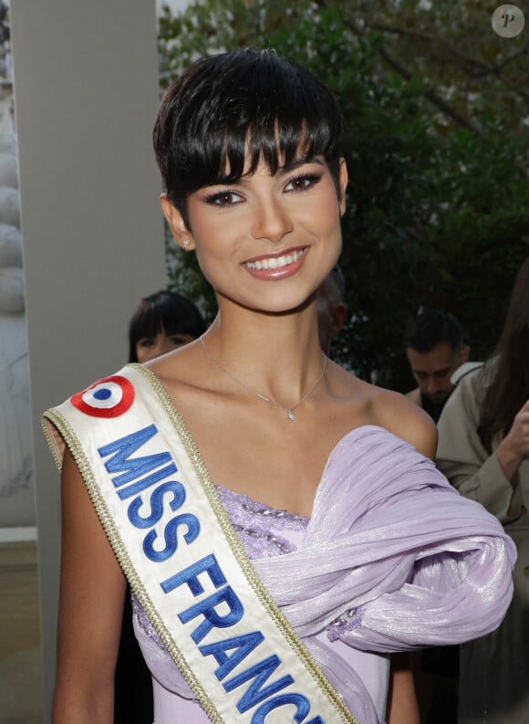 Eve Gilles (Miss France 2024) - Photocall du 5ème gala de charité de l'association "Les Bonnes Fées" à l'occasion de la campagne mondiale "Octobre Rose" à l'hôtel Peninsula, Paris le 3 octobre 2024. A l'occasion de la campagne mondiale "Octobre Rose", l'hôtel Peninsula Paris lance son programme caritatif "Peninsula in Pink", dont les bénéfices seront reversés à l'association "Les Bonnes Fées". © Coadic Guirec/Bestimage