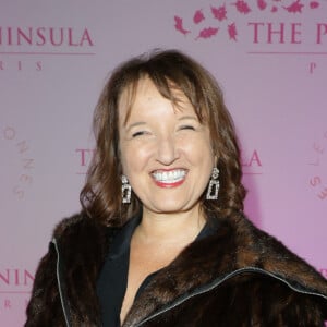 Anne Roumanoff - Photocall du 5ème gala de charité de l'association "Les Bonnes Fées" à l'occasion de la campagne mondiale "Octobre Rose" à l'hôtel Peninsula, Paris le 3 octobre 2024. A l'occasion de la campagne mondiale "Octobre Rose", l'hôtel Peninsula Paris lance son programme caritatif "Peninsula in Pink", dont les bénéfices seront reversés à l'association "Les Bonnes Fées". © Coadic Guirec/Bestimage