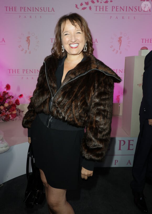 Anne Roumanoff - Photocall du 5ème gala de charité de l'association "Les Bonnes Fées" à l'occasion de la campagne mondiale "Octobre Rose" à l'hôtel Peninsula, Paris le 3 octobre 2024. A l'occasion de la campagne mondiale "Octobre Rose", l'hôtel Peninsula Paris lance son programme caritatif "Peninsula in Pink", dont les bénéfices seront reversés à l'association "Les Bonnes Fées". © Coadic Guirec/Bestimage