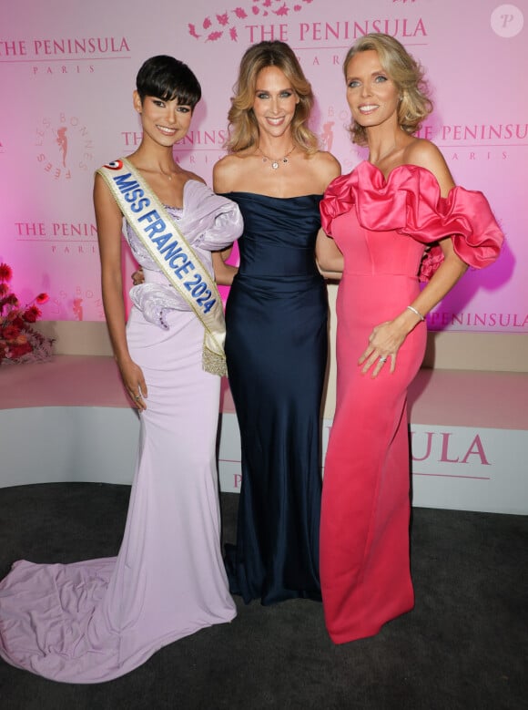 Eve Gilles (Miss France 2024), Ophélie Meunier et Sylvie Tellier - Photocall du 5ème gala de charité de l'association "Les Bonnes Fées" à l'occasion de la campagne mondiale "Octobre Rose" à l'hôtel Peninsula, Paris le 3 octobre 2024. A l'occasion de la campagne mondiale "Octobre Rose", l'hôtel Peninsula Paris lance son programme caritatif "Peninsula in Pink", dont les bénéfices seront reversés à l'association "Les Bonnes Fées". © Coadic Guirec/Bestimage