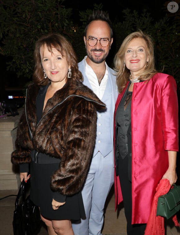 Anne Roumanoff, Jarry et Valérie Trierweiler - Photocall du 5ème gala de charité de l'association "Les Bonnes Fées" à l'occasion de la campagne mondiale "Octobre Rose" à l'hôtel Peninsula, Paris le 3 octobre 2024. A l'occasion de la campagne mondiale "Octobre Rose", l'hôtel Peninsula Paris lance son programme caritatif "Peninsula in Pink", dont les bénéfices seront reversés à l'association "Les Bonnes Fées". © Coadic Guirec/Bestimage