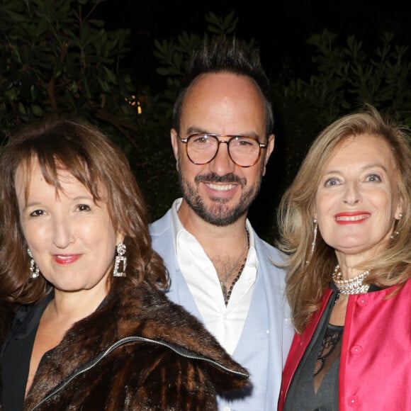 Anne Roumanoff, Jarry et Valérie Trierweiler - Photocall du 5ème gala de charité de l'association "Les Bonnes Fées" à l'occasion de la campagne mondiale "Octobre Rose" à l'hôtel Peninsula, Paris le 3 octobre 2024. A l'occasion de la campagne mondiale "Octobre Rose", l'hôtel Peninsula Paris lance son programme caritatif "Peninsula in Pink", dont les bénéfices seront reversés à l'association "Les Bonnes Fées". © Coadic Guirec/Bestimage