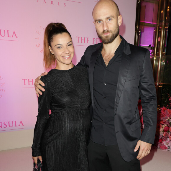 Enfin, Chloé Mortaud n'est pas la seule future maman à avoir irradier sous les flashs des photographes puisque Denitsa Ikonomova, enceinte de son premier enfant, est elle aussi arrivée juste avant l'heure du dîner, accompagnée du futur papa radieux : François Alu.
Denitsa Ikonomova (enceinte) et son compagnon François Alu - Photocall du 5ème gala de charité de l'association "Les Bonnes Fées" à l'occasion de la campagne mondiale "Octobre Rose" à l'hôtel Peninsula, Paris le 3 octobre 2024. A l'occasion de la campagne mondiale "Octobre Rose", l'hôtel Peninsula Paris lance son programme caritatif "Peninsula in Pink", dont les bénéfices seront reversés à l'association "Les Bonnes Fées". © Coadic Guirec/Bestimage