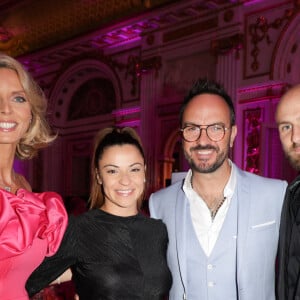 Sylvie Tellier, Jarry, Denitsa Ikonomova (enceinte) et son compagnon François Alu - Photocall du 5ème gala de charité de l'association "Les Bonnes Fées" à l'occasion de la campagne mondiale "Octobre Rose" à l'hôtel Peninsula, Paris le 3 octobre 2024. A l'occasion de la campagne mondiale "Octobre Rose", l'hôtel Peninsula Paris lance son programme caritatif "Peninsula in Pink", dont les bénéfices seront reversés à l'association "Les Bonnes Fées". © Coadic Guirec/Bestimage