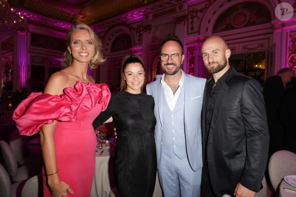 Sylvie Tellier, Jarry, Denitsa Ikonomova (enceinte) et son compagnon François Alu - Photocall du 5ème gala de charité de l'association "Les Bonnes Fées" à l'occasion de la campagne mondiale "Octobre Rose" à l'hôtel Peninsula, Paris le 3 octobre 2024. A l'occasion de la campagne mondiale "Octobre Rose", l'hôtel Peninsula Paris lance son programme caritatif "Peninsula in Pink", dont les bénéfices seront reversés à l'association "Les Bonnes Fées". © Coadic Guirec/Bestimage