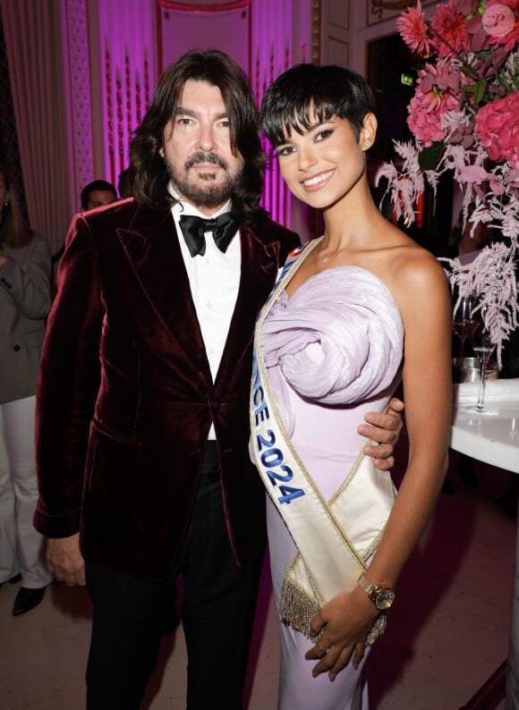 Stéphane Rolland et Eve Gilles (Miss France 2024) - Photocall du 5ème gala de charité de l'association "Les Bonnes Fées" à l'occasion de la campagne mondiale "Octobre Rose" à l'hôtel Peninsula, Paris le 3 octobre 2024. A l'occasion de la campagne mondiale "Octobre Rose", l'hôtel Peninsula Paris lance son programme caritatif "Peninsula in Pink", dont les bénéfices seront reversés à l'association "Les Bonnes Fées". © Coadic Guirec/Bestimage