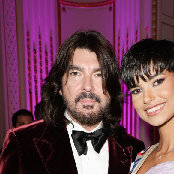 Stéphane Rolland et Eve Gilles (Miss France 2024) - Photocall du 5ème gala de charité de l'association "Les Bonnes Fées" à l'occasion de la campagne mondiale "Octobre Rose" à l'hôtel Peninsula, Paris le 3 octobre 2024. A l'occasion de la campagne mondiale "Octobre Rose", l'hôtel Peninsula Paris lance son programme caritatif "Peninsula in Pink", dont les bénéfices seront reversés à l'association "Les Bonnes Fées". © Coadic Guirec/Bestimage