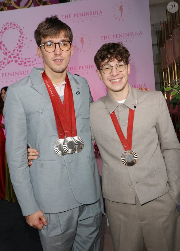 Alex Portal et son frère Kylian Portal - Photocall du 5ème gala de charité de l'association "Les Bonnes Fées" à l'occasion de la campagne mondiale "Octobre Rose" à l'hôtel Peninsula, Paris le 3 octobre 2024. A l'occasion de la campagne mondiale "Octobre Rose", l'hôtel Peninsula Paris lance son programme caritatif "Peninsula in Pink", dont les bénéfices seront reversés à l'association "Les Bonnes Fées". © Coadic Guirec/Bestimage 