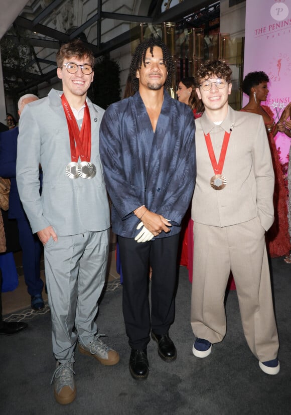 Alex Portal et son frère Kylian Portal, Arnaud Assoumani - Photocall du 5ème gala de charité de l'association "Les Bonnes Fées" à l'occasion de la campagne mondiale "Octobre Rose" à l'hôtel Peninsula, Paris le 3 octobre 2024. A l'occasion de la campagne mondiale "Octobre Rose", l'hôtel Peninsula Paris lance son programme caritatif "Peninsula in Pink", dont les bénéfices seront reversés à l'association "Les Bonnes Fées". © Coadic Guirec/Bestimage 