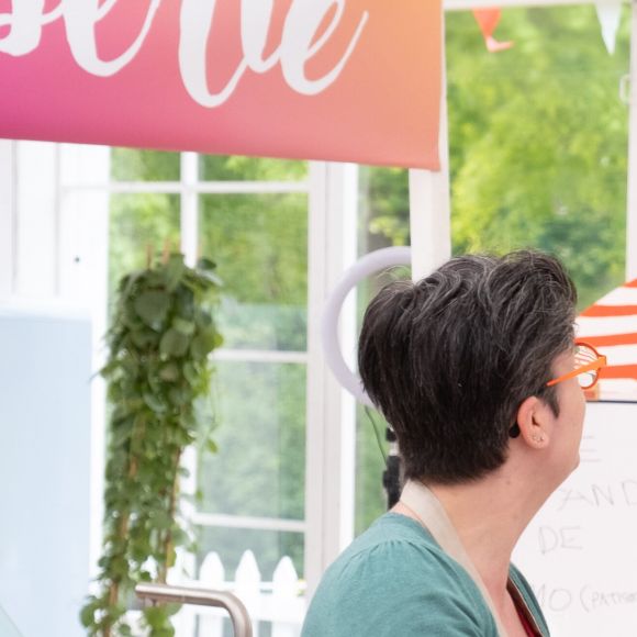 Laëtitia Milot dans le Meilleur Pâtissier, sur M6.©M6