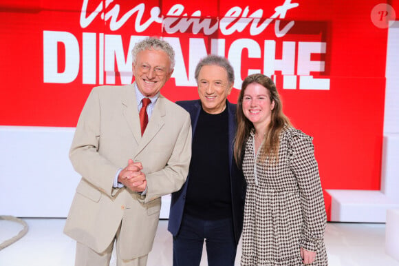 Exclusif - Nelson Monfort avec sa fille Isaure Monfort et Michel Drucker - Enregistrement de l'émission "Vivement Dimanche" au Studio Gabriel à Paris, présentée par M.Drucker et diffusée le 5 octobre sur France 3 © Guillaume Gaffiot / Bestimage 