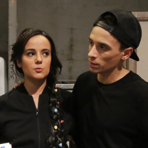 Alizée a annoncé une mauvaise nouvelle à ses fans
Exclusif - Alizée et son compagnon Grégoire Lyonnet en backstage du défilé du 21ème salon du chocolat à la porte de Versailles à Paris 