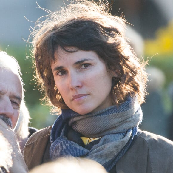 Eglantine Emeyé renoue avec une terrible épreuve pour son nouveau documentaire Samy et les Anges de la Timone
Eglantine Emeye assistant aux funérailles du journaliste français Philippe Gildas au cimetière du Père Lachaise à Paris, en France.