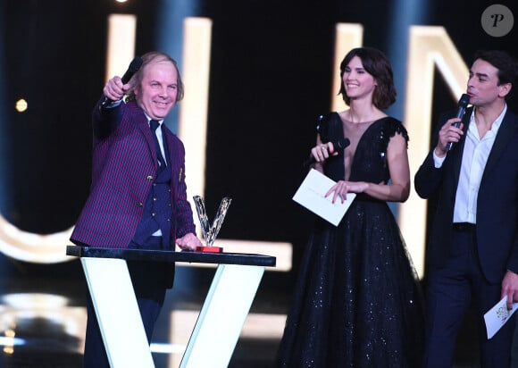 Philippe Katerine, ici aux côtés d'Eglantine Emeye et Julian Bugier, reçoit le prix de l'Artiste masculin de l'année aux 35e Victoires de la musique, le 14 février 2020 à Boulogne-Billancourt, en France.