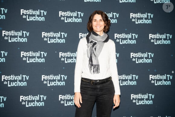 L'actrice et journaliste française Eglantine Emeye pose lors d'un photocall au Festival de télévision de Luchon, à Bagnere de Luchon, dans le sud-ouest de la France, le 8 février 2022.