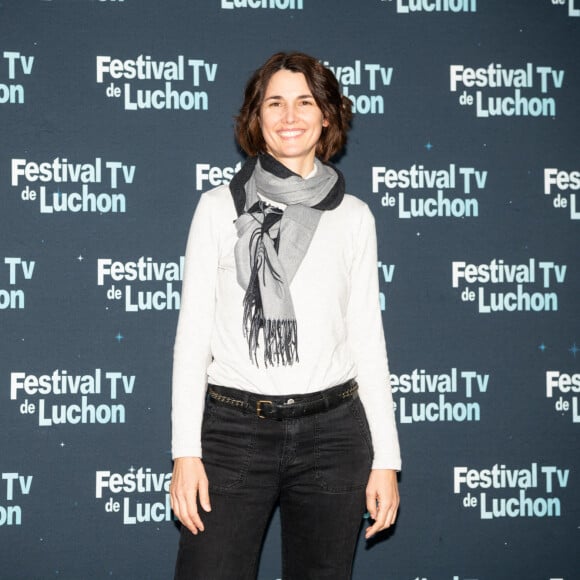 L'actrice et journaliste française Eglantine Emeye pose lors d'un photocall au Festival de télévision de Luchon, à Bagnere de Luchon, dans le sud-ouest de la France, le 8 février 2022.