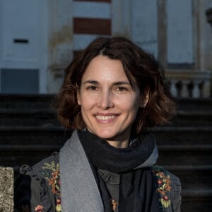 La journaliste et actrice française Eglantine Emeye pose lors d'une séance de portraits au Festival de télévision de Luchon, à Bagnere de Luchon, dans le sud-ouest de la France, le 9 février 2022.