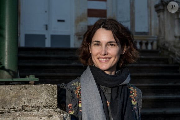 La journaliste et actrice française Eglantine Emeye pose lors d'une séance de portraits au Festival de télévision de Luchon, à Bagnere de Luchon, dans le sud-ouest de la France, le 9 février 2022.