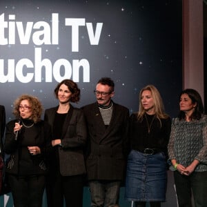 De gauche à droite : le journaliste français Daniel Leconte, la journaliste française Mireille Dumas, la journaliste et actrice française Eglantine Emeye, le réalisateur français Patrick Fabre, la journaliste française Justine Planchon et la journaliste française Valentine Rousseau se tiennent sur la scène lors de la cérémonie d'ouverture du Festival de Télévision de Luchon, à Bagnere de Luchon, dans le sud-ouest de la France, le 9 février 2022.