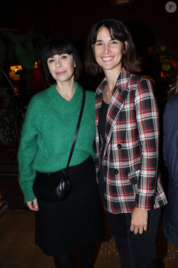 Mathilda May et Eglantine Emeye assistent au lancement du livre 'L'esprit Artificiel' de Raphael Enthoven organisé par Five Eyes Production au Buddha Bar à Paris, France, le 23 janvier 2024.