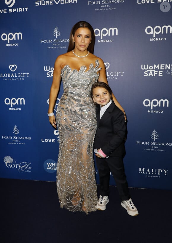 Kendji Girac venu lui interpréter un titre spécialement pour elle.
Eva Longoria et son fils Santiago Enrique Baston au photocall de la 12ème édition de la soirée Global Gift Gala à l'hôtel Four Seasons George V à Paris le 5 octobre 2024. © Marc-Ausset Lacroix / Bestimage 