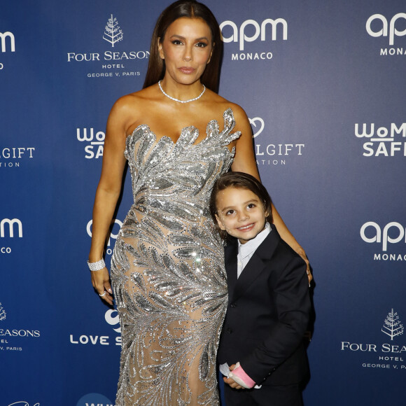 Kendji Girac venu lui interpréter un titre spécialement pour elle.
Eva Longoria et son fils Santiago Enrique Baston au photocall de la 12ème édition de la soirée Global Gift Gala à l'hôtel Four Seasons George V à Paris le 5 octobre 2024. © Marc-Ausset Lacroix / Bestimage 