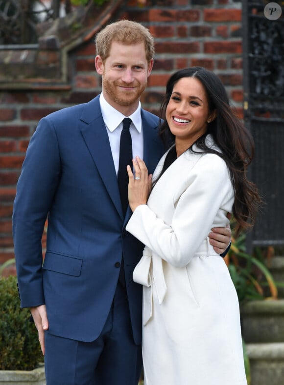 Avec ou sans le prince Harry, Meghan Markle ne manque pas d'illuminer les galas avec ses looks somptueux.
Le prince Harry et Meghan Markle lors d'un photocall pour annoncer leurs fiançailles au palais de Kensington, à Londres, au Royaume-Uni, le lundi 27 novembre 2017. Photo par Doug Peters/PA Wire/ABACAPRESS.COM