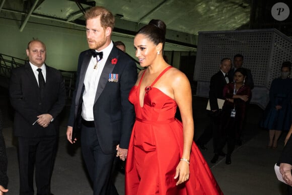 En réalité, il s'agit d'une ancienne robe portée en 2021 lors du Gala Salute to Freedom, que la conjointe du Prince Harry a recyclée...
Le prince Harry, le duc de Sussex, et Meghan Markle, la duchesse de Sussex, assistent au gala Salute to Freedom à l'Intrepid Sea, Air & Space Museum à New York City, NY, États-Unis, le 10 novembre 2021. Photo par Gabriele Holtermann/SPUS/ABACAPRESS.COM