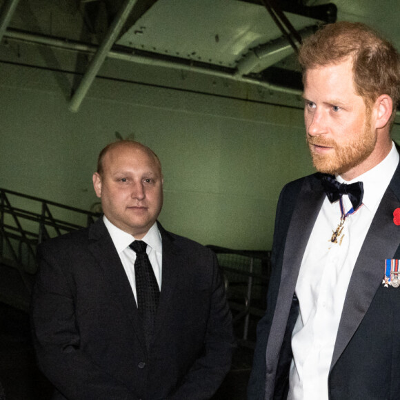 En réalité, il s'agit d'une ancienne robe portée en 2021 lors du Gala Salute to Freedom, que la conjointe du Prince Harry a recyclée...
Le prince Harry, le duc de Sussex, et Meghan Markle, la duchesse de Sussex, assistent au gala Salute to Freedom à l'Intrepid Sea, Air & Space Museum à New York City, NY, États-Unis, le 10 novembre 2021. Photo par Gabriele Holtermann/SPUS/ABACAPRESS.COM