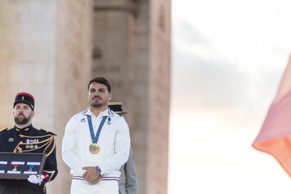 Antoine Dupont, Emmanuel Macron - Remise des médailles par le président de la République à l'Arc de Triomphe aux athlètes lors de la parade des champions à l'occasion des Jeux Olympiques et Paralympiques Paris 2024, sur l'avenue des Champs-Elysées à Paris. Le 14 septembre 2024 © Perusseau-Ramsamy / Bestimage