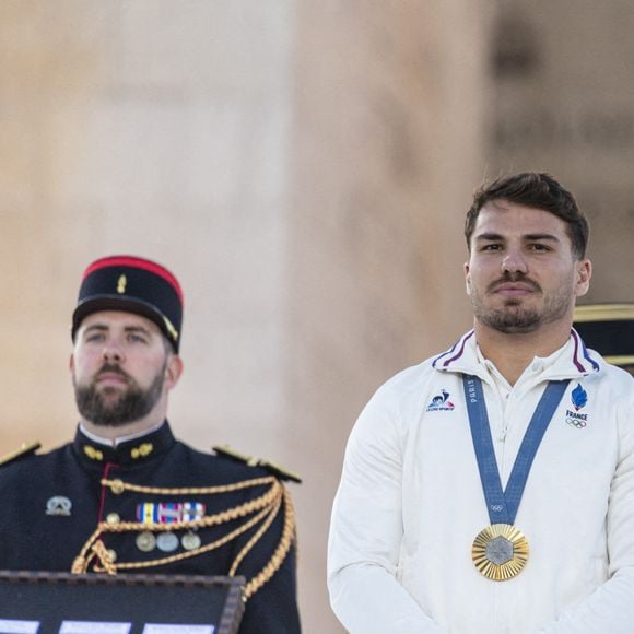 Antoine Dupont, Emmanuel Macron - Remise des médailles par le président de la République à l'Arc de Triomphe aux athlètes lors de la parade des champions à l'occasion des Jeux Olympiques et Paralympiques Paris 2024, sur l'avenue des Champs-Elysées à Paris. Le 14 septembre 2024 © Perusseau-Ramsamy / Bestimage