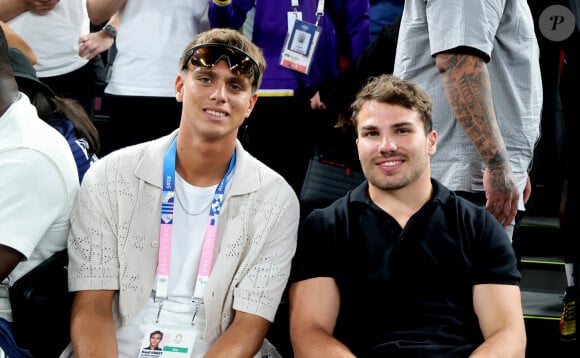 Kauli Vaast, Antoine Dupont - Les célébrités en tribunes pendant la finale de basketball opposant les Etats-Unis à la France (98-87) lors des Jeux Olympiques de Paris 2024 (JO) à l'Arena Bercy, à Paris, France, le 10 août 2024. © Jacovides-Perusseau/Bestimage