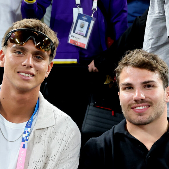 Kauli Vaast, Antoine Dupont - Les célébrités en tribunes pendant la finale de basketball opposant les Etats-Unis à la France (98-87) lors des Jeux Olympiques de Paris 2024 (JO) à l'Arena Bercy, à Paris, France, le 10 août 2024. © Jacovides-Perusseau/Bestimage