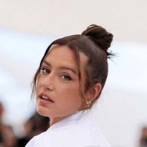 Il a eu vent de la proposition faite sur un tournage à Adèle de "changer de nom", Exarchopoulos étant jugé un peu long pour figurer sur les affiches de film
Adèle Exarchopoulos - Photocall du film "L'Amour Ouf" (Beating Hearts / Compétition) lors du 77ème Festival International du Film de Cannes (14 - 25 mai 2024), le 24 mai 2024. © Jacovides / Moreau / Bestimage 