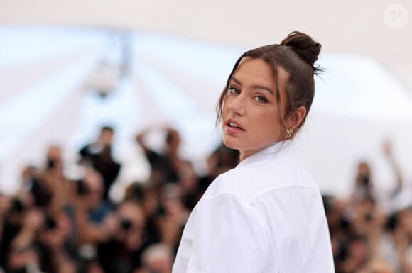 Il a eu vent de la proposition faite sur un tournage à Adèle de "changer de nom", Exarchopoulos étant jugé un peu long pour figurer sur les affiches de film
Adèle Exarchopoulos - Photocall du film "L'Amour Ouf" (Beating Hearts / Compétition) lors du 77ème Festival International du Film de Cannes (14 - 25 mai 2024), le 24 mai 2024. © Jacovides / Moreau / Bestimage 