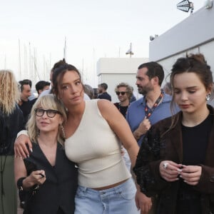 Exclusif - François Civil, Adèle Exarchopoulos, Mallory Wanecquesur le plateau de l'émission "C à vous" lors du 77ème Festival International du Film de Cannes le 22 mai 2024. © Jack Tribeca / Bestimage 