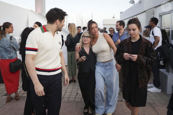 Exclusif - François Civil, Adèle Exarchopoulos, Mallory Wanecquesur le plateau de l'émission "C à vous" lors du 77ème Festival International du Film de Cannes le 22 mai 2024. © Jack Tribeca / Bestimage 