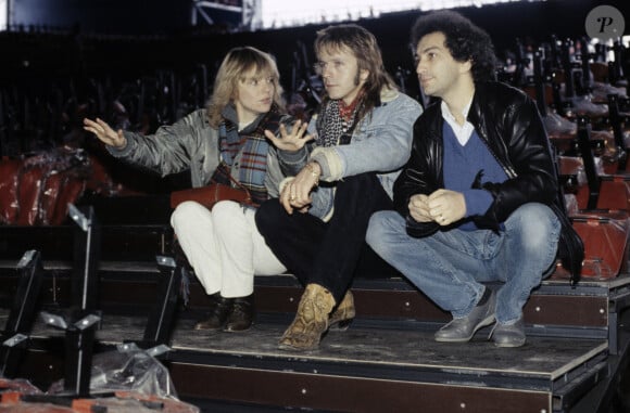 Dans les années 80, elle avait acheté avec Michel Berger une maison au Sénégal...Rendez-vous avec le chanteur Renaud (Séchan), entouré de France Gall et Michel Berger, au Zénith à Paris. Le 17 décembre 1983 © Gérard Letellier via Bestimage