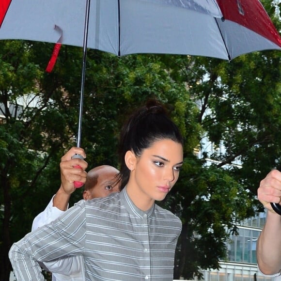 L'heure de ressortir imperméables, trench, Barbour mais surtout pour les plus équipés, un parapluie. Et pour beaucoup, ce petit accessoire pourrait bien aider à protéger leur coiffure. Mais au fait, la pluie est-elle néfaste pour vos cheveux ?
Kendall Jenner arrive sous la pluie à son hôtel après avoir assisté au Vogue Forces of Fashion à New York, le 11 octobre 2018