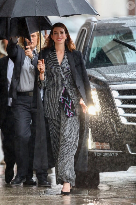 Anne Hathaway arrive sous la pluie à l'émission Jimmy Kimmel Live! à El Capitan Entertainment Centre à Hollywood, le 14 janvier 2019