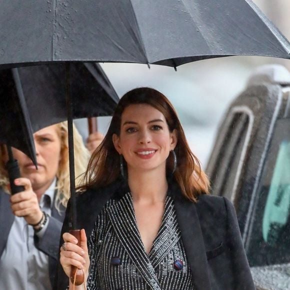 Anne Hathaway arrive sous la pluie à l'émission Jimmy Kimmel Live! à El Capitan Entertainment Centre à Hollywood, le 14 janvier 2019