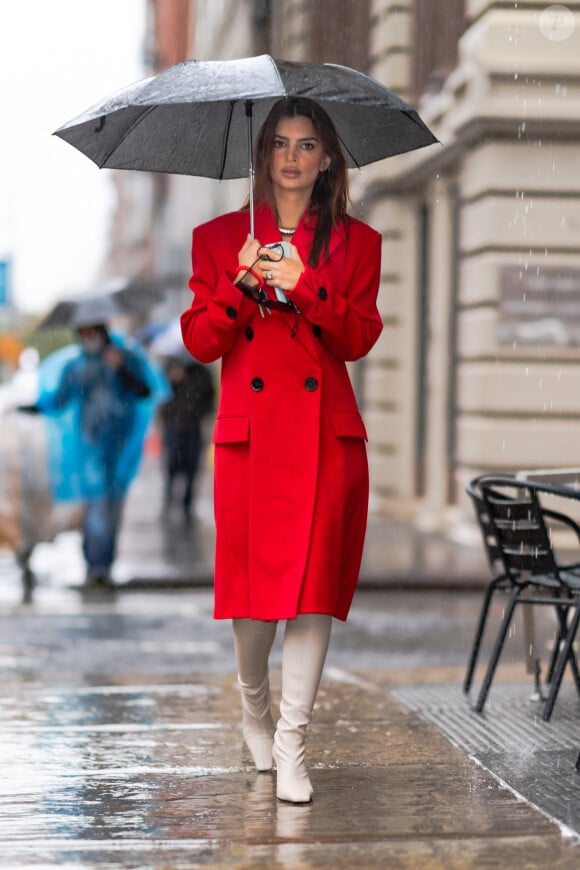 Certes, il est bien connu qu'elle n'est pas l'amie des brushings. Quelques gouttes suffisent pour que ce dernier finisse à plat. Mais la pluie a-t-elle plus de conséquences que cela sur nos crinières ? C'est un spécialiste, le coiffeur Gianni Coppa, qui a répondu au magazine ELLE.
Emily Ratajkowski enceinte se rend à un déjeuner sous la pluie à New York pendant l'épidémie de coronavirus (Covid-19), le 29 octobre 2020