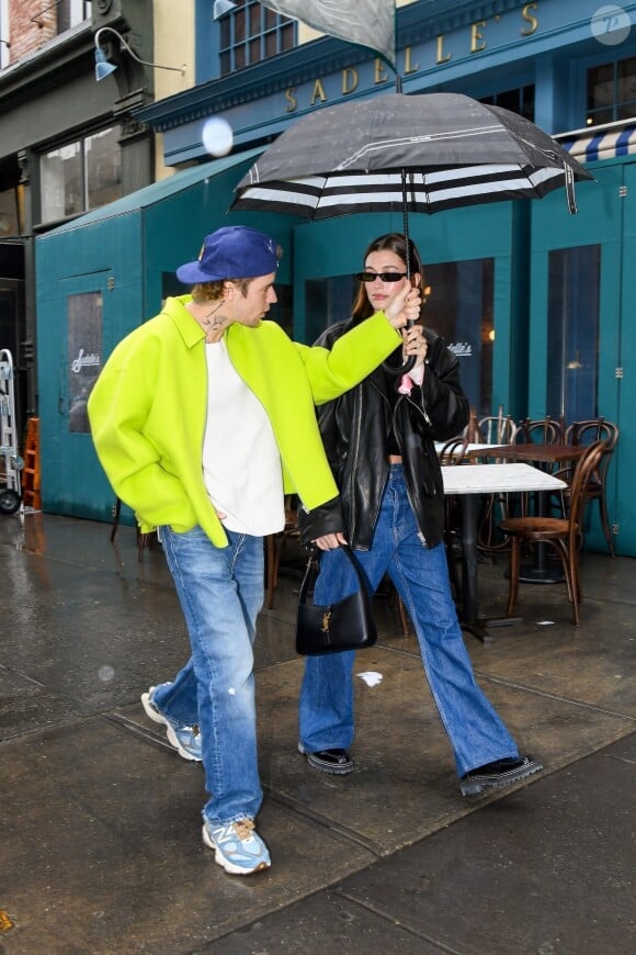 Exclusif - Justin Bieber et sa femme Hailey Baldwin-Bieber se promènent sous la pluie à New York, le 23 janvier 2023. Le couple a pris son petit-déjeuner chez "Sadelle's".