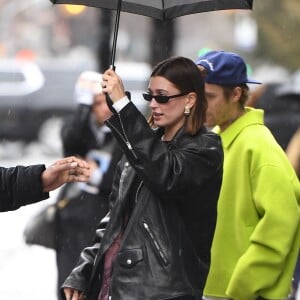 Exclusif - Justin Bieber et sa femme Hailey Baldwin-Bieber se promènent sous la pluie à New York, le 23 janvier 2023. Le couple a pris son petit-déjeuner chez "Sadelle's".